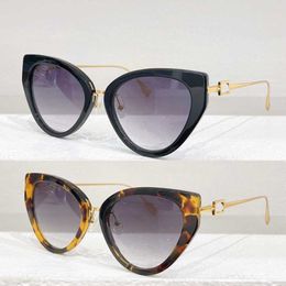 Les lunettes de soleil de lady Cat Cater