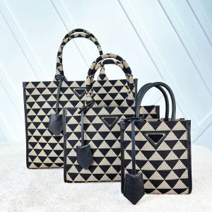 Playa Hombre 3 Tamaño Triángulo Bolsas de asas Viajes para mujer Mini Diseñador Tienda Bolsas Lienzo Monedero Hombro Cruz Cuerpo Lujo Bolso en relieve Embrague Weekender Símbolo Bolsa de mano