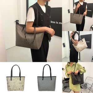 Bolsos de noche para mujer Bolso de hombro de gran capacidad Thousand Bird Grid Cesta de verduras informal para mujer Mochila con letras impresas portátiles para salir 230828