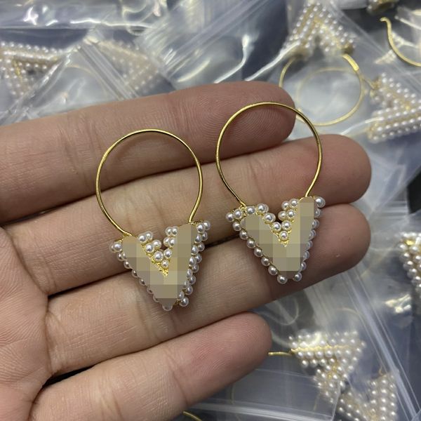 Lady Fashion Earring Bringle Chandelier Designer Heart Shape Hoop and V Letter Sign Luxury Oreing Boes Bijoux haut de gamme pour femme Top Quality Multiple Facultatif E-090