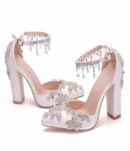 Zapatos individuales a la moda para mujer, zapatos de boda blancos con punta estrecha, correas con hebilla de diamantes de imitación, zapatos de tacón grueso para fiesta y graduación 5516999