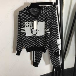 Felpa da tuta da donna in maglia e pantaloni lunghi Set da due pezzi Maglione con cappuccio jacquard monogramma con pantaloni sportivi elastici in vita Abiti da allenamento di strada alla moda