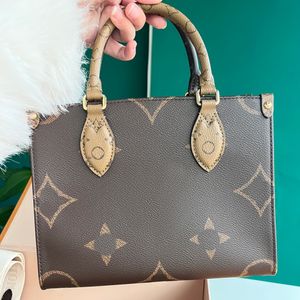 Lady On the Go Bolso de diseñador de alta calidad Tote para hombre Mujer Embrague de hombro Bolsas de compras de viaje en relieve Pochette de cuero de lujo crossbody hobo vacaciones bolsos de mano grandes