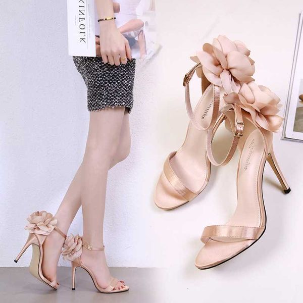 Lady Sandals Chaussures femme Star avec le même style Flower Strip Sandals Talals High Talals Chaussures