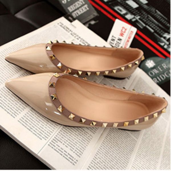 Chaussures plates en cuir verni brillant pour dame avec rivets chaussures de mode de haute qualité pour le printemps bout pointu coupe large européenne et américaine