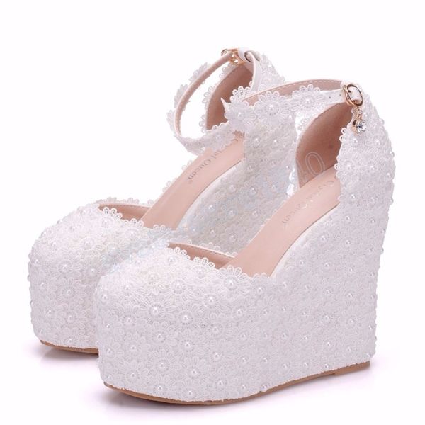 Dame fleur blanche chaussures de mariage dentelle perle talons hauts robe de mariée douce perles femmes sandales compensées