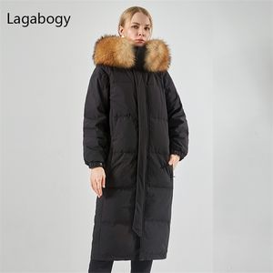 Lagabogy Femmes Hiver 90% Duvet de Canard Blanc Manteau Long Parka Femme À Capuche Imperméable Épais Puffer Veste Grand Réel Fourrure De Raton Laveur 211221