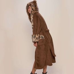 Agneau pour femmes avec imprimé léopard oreilles à capuche dessin animé en peluche manteau en fausse fourrure 953654