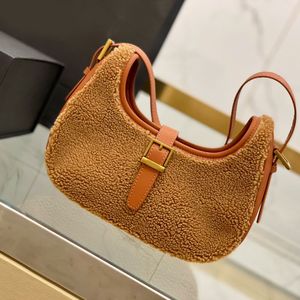 Bolso para axilas de pelo de cordero Bolsos de hombro para mujer Herrajes de latón Correa de hombro ajustable Letras de moda Bolsillo interior con cremallera Cartera en forma de media luna vagabundo