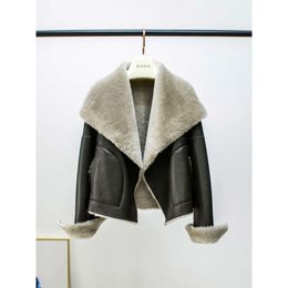 Manteau en fourrure d'agneau intégré pour femme, court, Haining, avec un col à revers élégant, nouvelle collection hiver 2023, 385560