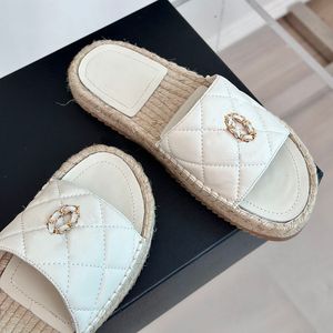 24SS Slippers Slip On Sandals diseñador de piel de oveja de piel de oveja Toboganes Damas Twine Braided Sole Beach Zapato de ocio
