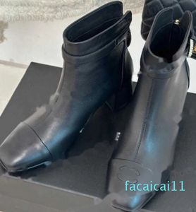 Bottines en cuir d'agneau célèbre designer femmes talon botte bout carré noir boucle en or talons bottines chaîne de qualité supérieure femme hiver automne chaussures décontractées