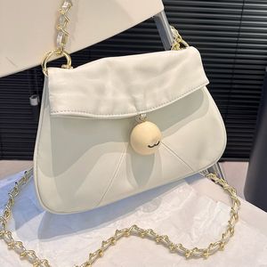 Diseñador portátil de piel de cordero blanco puro blanco con bolso de pelota blanca acrílica hardware dorada de dorada Matalasse Bag cuerpo cruzado Bolsa de maquillaje de lujo de cuero suave 26.5x26.5cm