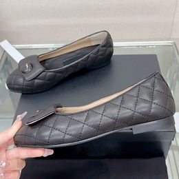 Chaussures habillées à talons bas en peau d'agneau pour femmes, mocassins à enfiler, chaussures de ballet, diapositives à texture matelassée, mules pour dames, chaussures de loisirs en plein air 233SS F/W Espadrilles souples classiques