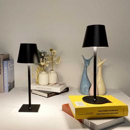 Lámparas Lámpara inalámbrica Usb recargable Led portátil con batería Tres colores Atenuación continua Pequeña mesa de luz Decoración de la habitación AA230421