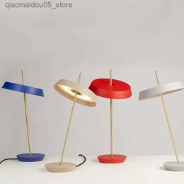 Lampes Shades Creative Personnalize Design avec des lumières rotatives de salon moderne et simple et de chambre à coucher décoration douce concepteur table de chevet lampe Q240416