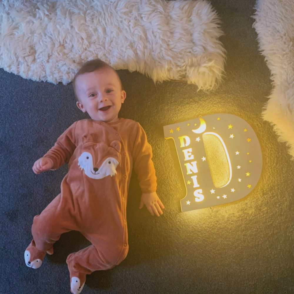 Paralumi Nome personalizzato Decorazioni da parete Lampada da parete a LED 26 lettere vuote con stelle Luna per coppie Baby Camera da letto per bambini Luce in legno personalizzata 230418