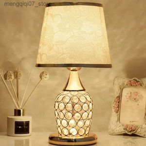 Lampenkappen Kristallen tafellamp in Europese stijl Ins Eenvoudige moderne slaapkamer Warme romantische mode Creatieve decoratieve bedlamp L240311