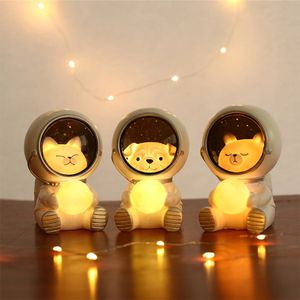 Lampenkappen LED-nachtlampje Astronaut Leuke kat / beer / hond Lamp Kawaii voor kind Baby Kinderen Slaapkamer Nachtkastje Decor Licht Zacht Warm Cadeau Lampen 231019