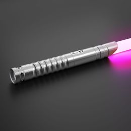 Lampenkappen RGB Smooth Swing Lichtzwaard 12 sets Geluidseffect Zwaar duelleren Laserzwaard 15 Veranderende kleuren Force FX Blaster FOC Lock Up 230613