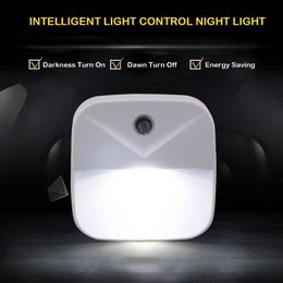 Lampenkappen Draadloze controle Sensor LED EU US Plug Dusk-to-Dawn Night Lights Voor Baby Kids Nachtkastje slaapkamer Ganglamp HKD230628 Z230809