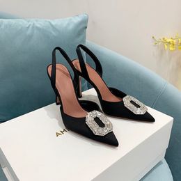 Amina Muaddi Chaussures habillées Designers Sandales Cristal Strass Bouton Slingbacks Satin 10,5 cm Sandale à talons hauts 35-42 Talons aiguilles Chaussure de créateur pour femmes