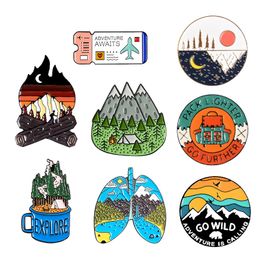 Landschap schilderen emaille revers pins bergbos rivier broches tas rugzak badge geschenken voor vrienden aangepaste sieraden