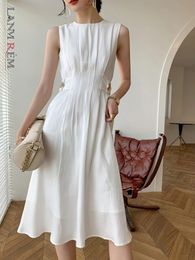 Lanmrem High Taille geplooide elegante jurken Dames wit o-hals mouwloze satijnen vrouwelijke jurk veer 26D1273 240418