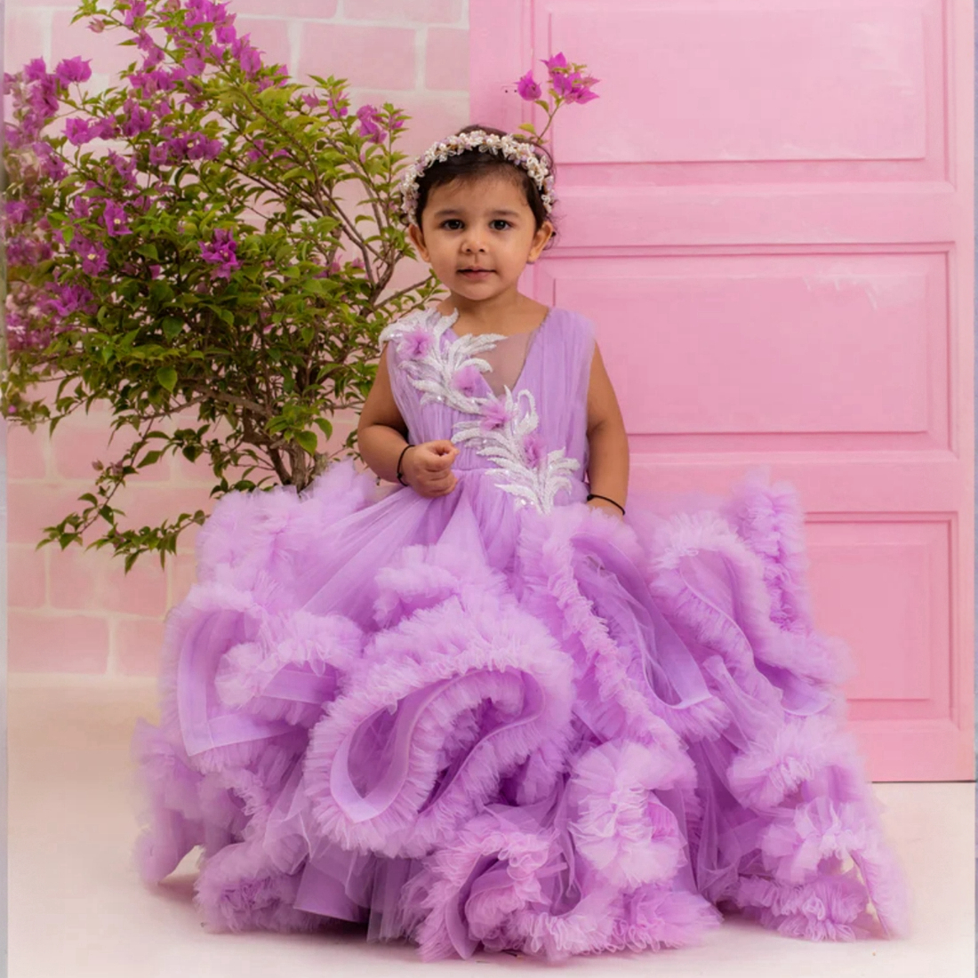 Lanvender Flower Girl Dresses V Neck Puffy Plissado Tulle Tiered Tulle Ball Vestidos para meninas para casamento Appliqued Lace Frisado Vestidos de Noiva NF102