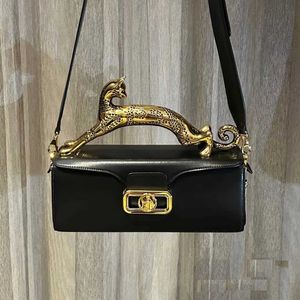 Bolsos de hombro Lanvi de alta calidad, bolso de mano cuadrado de leopardo de cuero genuino para mujer, caja de lápices de gato intelectual versátil a la moda, bolso con asa tallada 230815