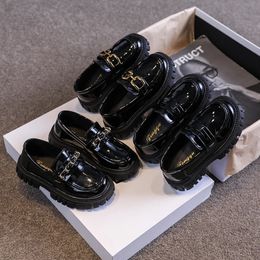 Laofers pour enfants plate-forme chaîne en cuir verni noir mode garçons filles chaussures plates quatre saisons élégantes 26-36 chaussure pour enfants 240131