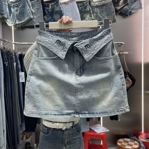 Revers design sens diamant blanc denim une jupe de mot chaude fille courte jupe été nouveau mince et mince