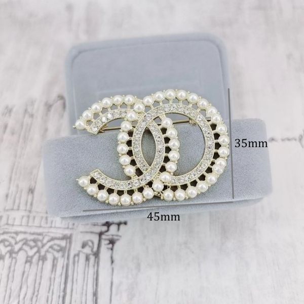 Épinglettes De Luxe Femmes Marque Lettre Broches Plaqué Or 18K Broche Incrustation Cristal Strass Bijoux Designer Broche Charme Perle Broche Hommes Broches Fête Cadeau Badge