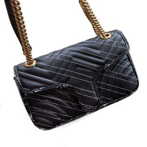 Grand sac à bandoulière pour femme de 26 cm Sacs plissés en cuir véritable Sac à main fourre-tout de luxe Chaîne Cross body Designers heart Wave Pattern Messenger Bags