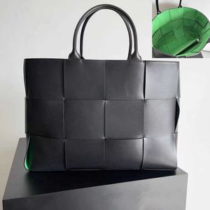 Grand sac fourre-tout Arco AA en cuir authentique en cuir à la main à la main à la main à la main à la main Capacité de couleur solide de couleur cachemire des concepteurs de luxe pour femmes sacs mm