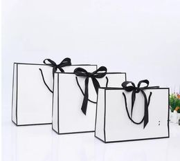 Bolsa de papel kraft blanca con borde negro grande con asa, recuerdo de fiesta de boda, regalo con lazo GCB16005