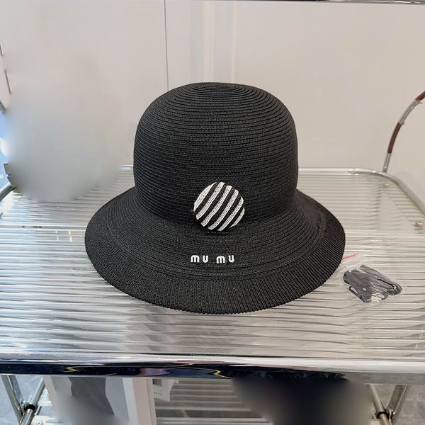 Sombrero de cubo de diseñador de ala grande, sombrero de paja tejido con letras clásicas y botones grandes a rayas manuales, sombreros de playa para mujer elegantes y atmosféricos