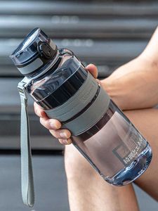 Grande bouteille d'eau de capcité 1L / 1.5L / 2L bouteilles de sport avec corde de fitness extérieur en cours d'exécution de gymnastique de gymnastique BPA bouilloire en plastique gratuit 210923