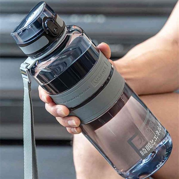 Botella de agua de gran capacidad 1L 1 5L 2L Botellas deportivas con cuerda Fitness al aire libre Correr Gimnasio Entrenamiento BPA Hervidor de plástico 210907222y