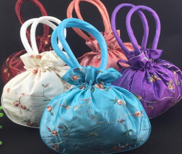 Grands sacs de Noël artisanaux Sac cadeau en satin Poignée Chine Sacs à main pour femmes Fourre-tout pas cher Broderie Cordon Anniversaire Pochette d'emballage 505987811