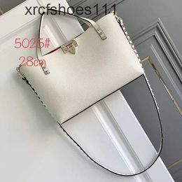 Grande soirée 2024 Rivet Stud Purse Sac Capacité Vallentiiiinotinos Sacs Lock Bouton Tote Femme Nouvelle tendance polyvalente