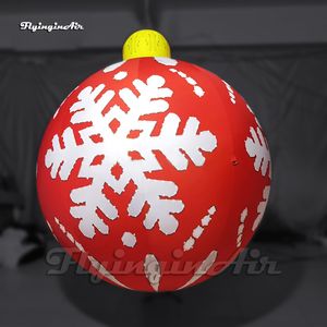 Gran colgante LED inflable Bola de Navidad Adorno de la casa Decoraciones de techo Globo de linterna soplado por aire rojo con copo de nieve impreso para eventos