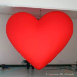 Grote mooie rode led opblaasbaar hart hangende feestballonblazer en licht binnen voor plafonddecoratie