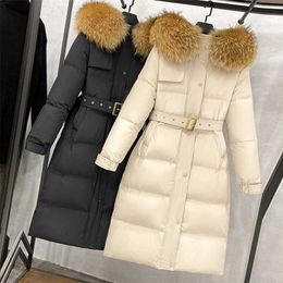 Chaqueta larga de piel de mapache real grande para mujer 90% abrigo de pato blanco suelto con capucha gruesa Parkas abrigo femenino con cinturón 211018