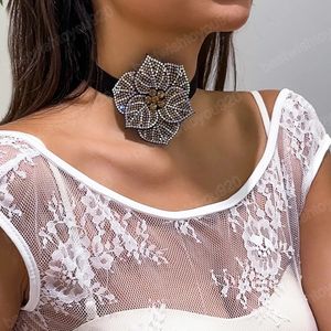 Gargantilla de flores de diamantes de imitación brillantes grandes para mujer, Collar ancho de lujo para boda, accesorios de joyería para cuello de moda para mujer