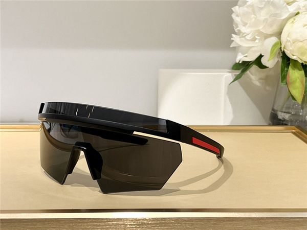 Les grandes lunettes de soleil actives enveloppantes 01Y sont dotées d'une construction contemporaine en couches généreuses et de style avant-gardiste avec des verres de protection UV400 pour l'extérieur.