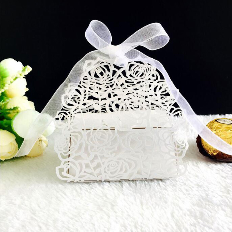 Favor Holders Laser Cut Hollow Candy Boxes Carriage Presentväskor Box med Ribbon Wedding Favor Party Supplies