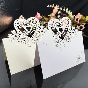 Cartes de Place découpées au Laser, cœurs et fleurs, carte de nom sculptée en papier pour décorations de Table de fête, cartes de Place pour sièges de mariage