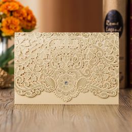Laser gesneden bruiloft uitnodigingen gratis afdrukken gouden bruiloft uitnodigingskaarten met bloem holle gepersonaliseerde huwelijksuitnodigingen # BW-I0018