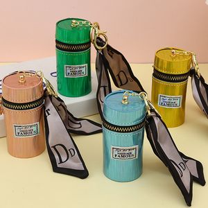 Bolsa de lápiz labial láser Llaveros Carta Bufanda de seda Llaveros Anillo Diseño de moda PU Cuero Monedero Estuche Bolsas Colgante Coche Llavero Encanto Joyas para hombres Mujeres Regalos